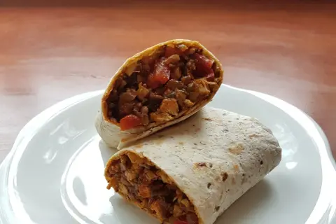 Ile kcal ma tortilla z kurczakiem i warzywami? Sprawdź, co zyskujesz