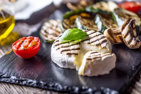 Pyszny camembert z grilla, podany z grillowanymi warzywami i pomidorkiem. Idealna przekąska na lato.