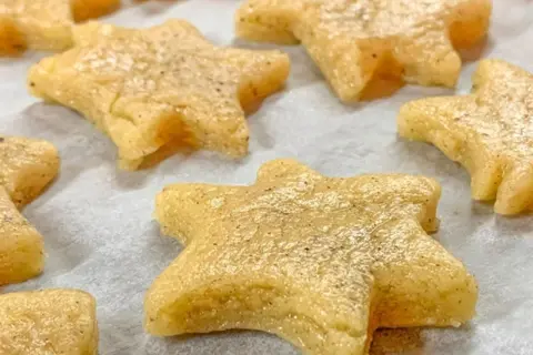 Gwiazdki z ciasta, gotowe do pieczenia. Prosty przepis na ciastka, który zachwyci każdego.