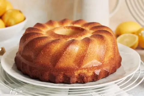 Złocista babka cytrynowa, idealna na każdą okazję. Ten przepis na babkę zachwyci każdego.