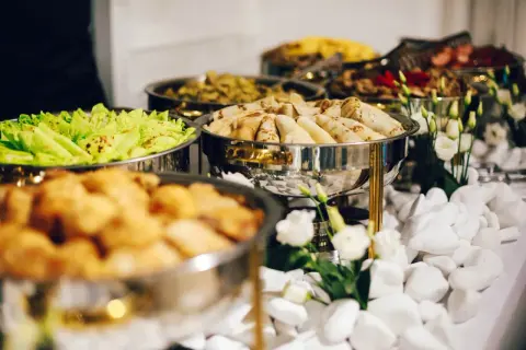 Catering ile za osobę: poznaj ceny i wpływające na nie czynniki