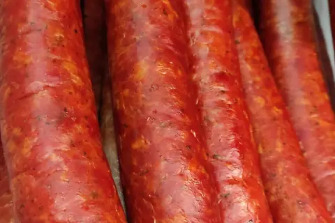 Tradycyjna kiełbasa dziadka Tadka – sekrety smaku i przygotowania