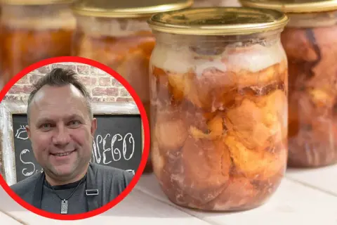 Uśmiechnięty mężczyzna obok słoików z domowym, pysznym mięsem w słoiku babci. Smak dzieciństwa zamknięty w słoiku.