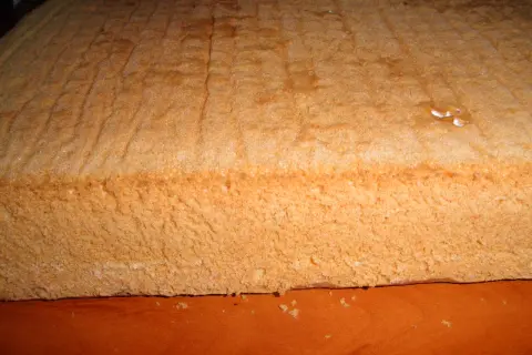 Puszysty biszkopt z 6 jaj i mąką ziemniaczaną, idealny do tortów. Ten przepis na biszkopt jest gwarancją sukcesu.
