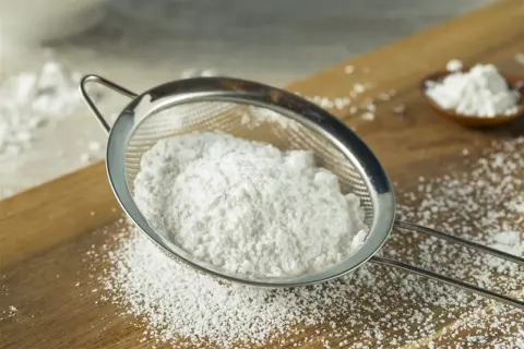 Sito przesiewające cukier puder, idealne do dekoracji ciast. Dowiedz się, jak zrobić cukier puder w domu!