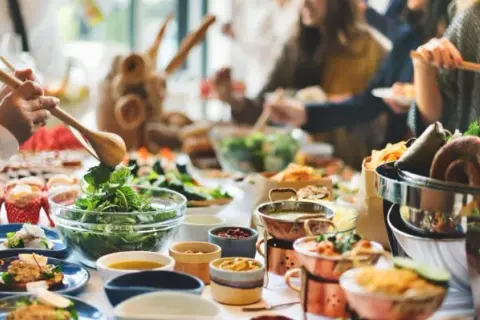 Ile kosztuje catering na 15 osób? Sprawdź ceny i oferty, aby zaoszczędzić