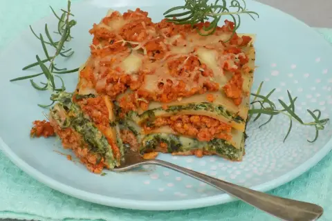 Pyszna lasagne z mięsem mielonym i szpinakiem, idealna na prosty obiad. Aromatyczny rozmaryn dodaje świeżości.