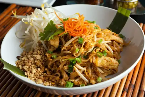 Pad thai co to? Aromatyczny makaron ryżowy z kurczakiem, kiełkami fasoli mung, orzeszkami ziemnymi i szczypiorkiem.
