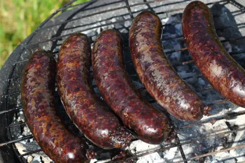 Kaszanki na grillu, pachnące i rumiane. Tradycyjnie z krwi, podrobów i kaszy gryczanej, idealne na letnie wieczory.