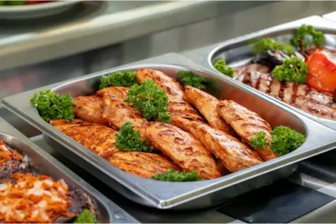 Ile kosztuje catering na komunie? Sprawdź ceny i opcje menu