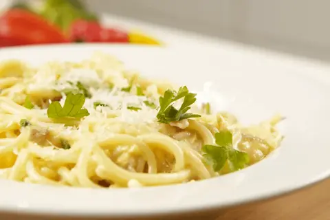 Ile kalorii ma spaghetti carbonara? Zaskakujące wartości kaloryczne
