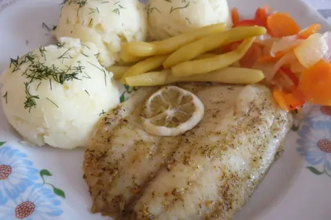 Pyszny morszczuk z piekarnika, podany z puree ziemniaczanym, fasolką i surówką z marchewki.