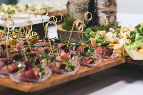 Catering co to? Odkryj tajemnice idealnej obsługi na imprezy
