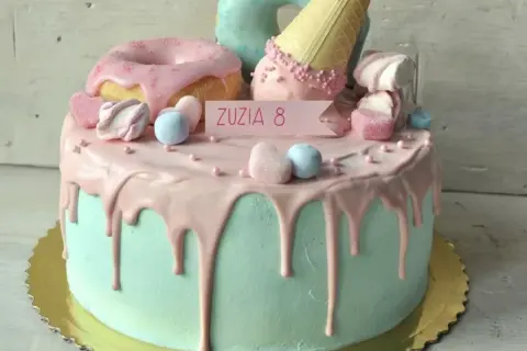 Jak zrobić tort? Ten tort z polewą, piankami, donutami i rożkiem lodowym to marzenie! Idealny na urodziny Zuzi.