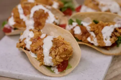 Pyszne tacos z kurczakiem w chrupiącej panierce, polane kremowym sosem. Idealne na szybki lunch lub kolację.