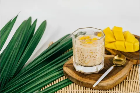 Deser z tapioki z mango. Czy tapioka co to? Małe kuleczki w mlecznym napoju, obok soczyste mango.
