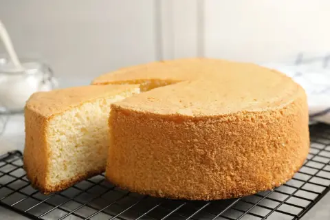 Puszysty biszkopt na dużą blachę, idealny do tortów. Ten przepis na biszkopt jest prosty i zawsze wychodzi!