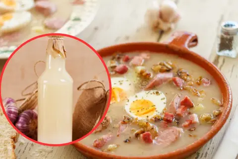 Prosty przepis na żurek z butelki. Aromatyczna zupa z kiełbasą, jajkiem i chrzanem, gotowa w mgnieniu oka.