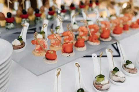 Ile kosztuje catering na 60 osób? Zaskakujące ceny i opcje do wyboru