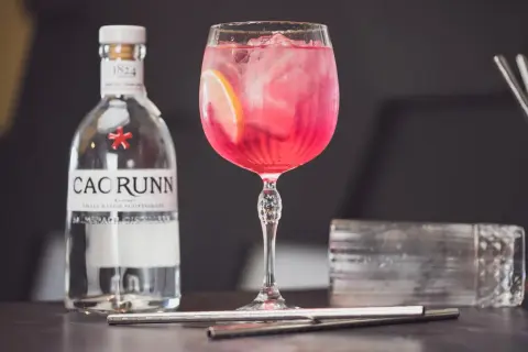 Ile kalorii ma gin z tonikiem? Sprawdź, co naprawdę pijesz