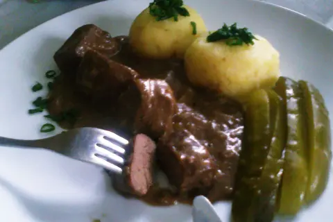 Pyszna wątróbka w sosie z kluskami i ogórkiem kiszonym. Widok apetyczny, aż chce się spróbować!