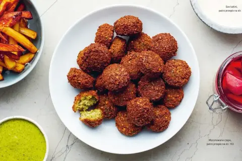 Talerz pełen chrupiących kuleczek falafel, które zachęcają do spróbowania. To pyszne danie, które warto poznać!