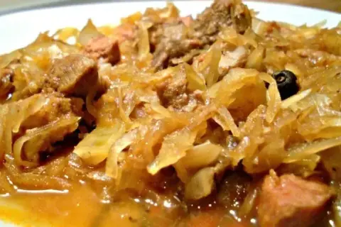 Tradycyjny polski bigos, bogaty w mięso i kapustę, pachnie jak najlepsze przepisy mistrzów.