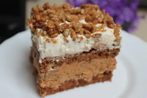 Pyszne ciasto ze słonecznikiem, masą krówkową i mascarpone, posypane chrupiącą kruszonką.