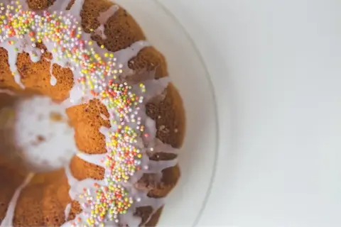 Pyszny babka z lukrem i kolorową posypką, idealna na święta. Prosty lukier przepis na każdą okazję.
