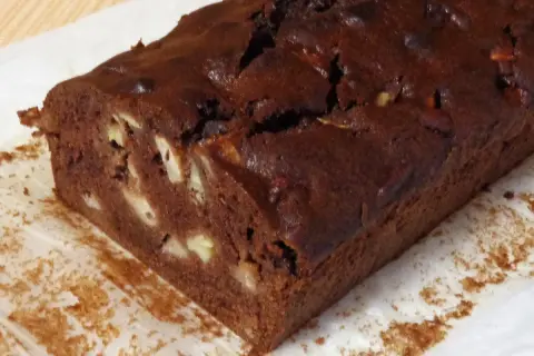 Wilgotne ciasto czekoladowe z kawałkami bananów, pachnące cynamonem. Idealne na deser.