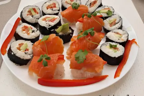 Talerz pełen pysznego sushi z łososiem, awokado i papryką. Idealne na wieczór, gdy masz ochotę na coś pysznego.