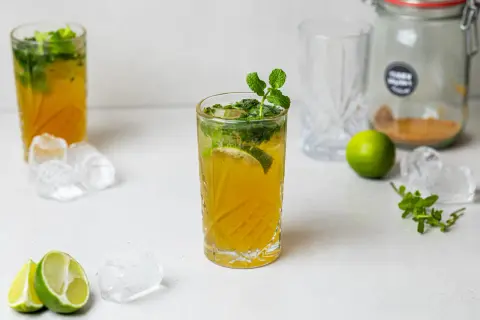 Orzeźwiające, żółte mojito bezalkoholowe z miętą i limonką, podane z lodem. Idealne na upalne dni.