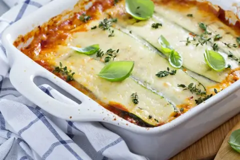 Pyszne, zapiekane cukinie z serem i ziołami, idealne na lekki obiad. Ile piec lasagne z cukinii?