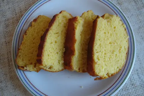Krojony chleb kukurydziany, idealny na śniadanie. Prosty przepis na pyszny chleb kukurydziany.
