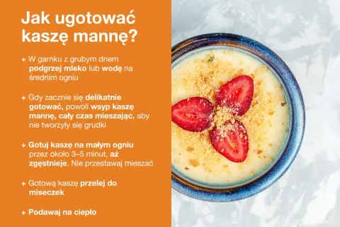 Miseczka kremowej kaszy manny z truskawkami i kruszonką. Przepis na jej przygotowanie jest prosty i szybki.