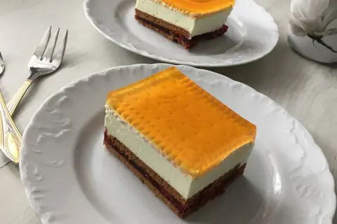 Proste ciasto z serkiem mascarpone i galaretką, z owocowym dżemem i biszkoptem. Idealne na deser.