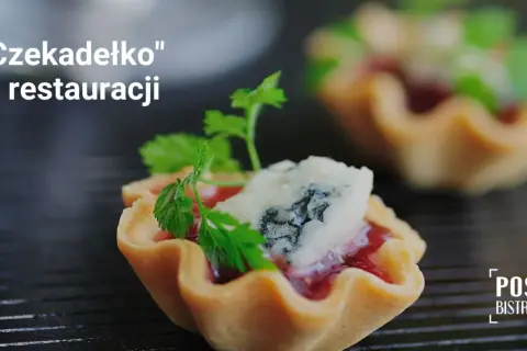 Czekadełko" w restauracji: kruche babeczki z dżemem i serem pleśniowym, idealne jako amuse bouche.