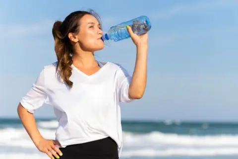 Ile kcal ma woda? Prawda o kaloriach w różnych rodzajach wody