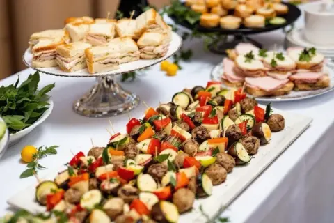 Ile kosztuje catering na 20 osób? Zaskakujące ceny i opcje menu
