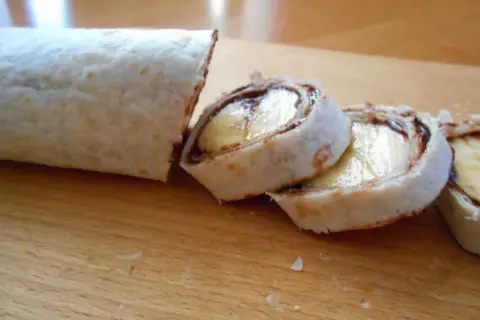 Rolowana tortilla z bananem i czekoladą. Proste przepisy na nadzienie, idealne na szybką przekąskę.