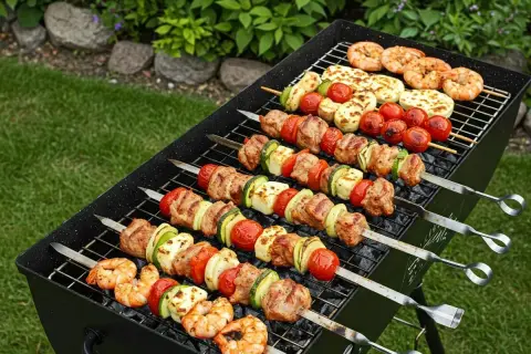 Grillowane szaszłyki z kurczaka, krewetki i halloumi. Idealna propozycja na letnie przyjęcie, z pewnością najlepsza marynata do szaszłyków z kurczaka!
