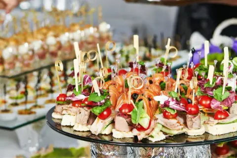 Ile kosztuje catering na urodziny? Sprawdź ceny i opcje menu