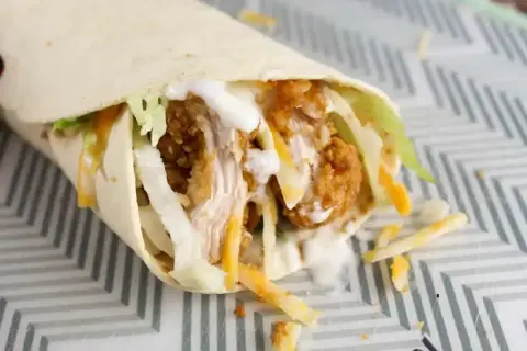 Klasyczny mc wrap z chrupiącym kurczakiem, warzywami i sosem. Pyszny i sycący, choć warto sprawdzić jego mc wrap klasyczny kcal.