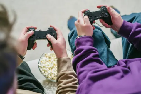 Najlepsze przekąski na gamingowy wieczór: co przygotować na długą sesję przed ekranem