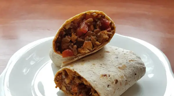 Ile kcal ma tortilla z kurczakiem i warzywami? Sprawdź, co zyskujesz