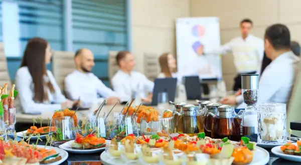 Ile można zarobić na cateringu? Zaskakujące fakty o dochodach