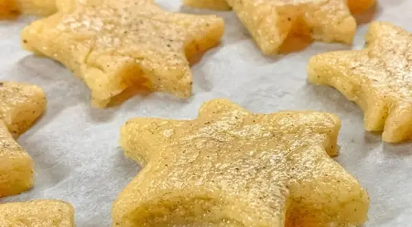 Gwiazdki z ciasta, gotowe do pieczenia. Prosty przepis na ciastka, który zachwyci każdego.