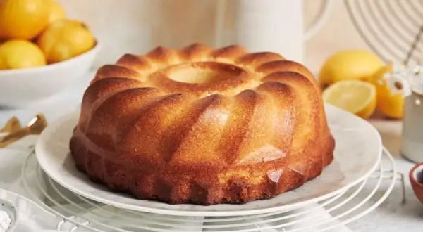 Złocista babka cytrynowa, idealna na każdą okazję. Ten przepis na babkę zachwyci każdego.