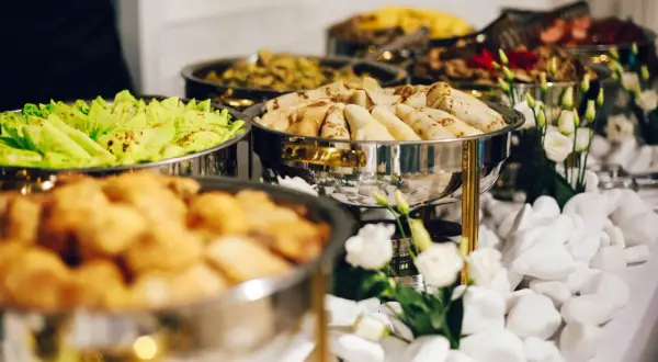 Catering ile za osobę: poznaj ceny i wpływające na nie czynniki