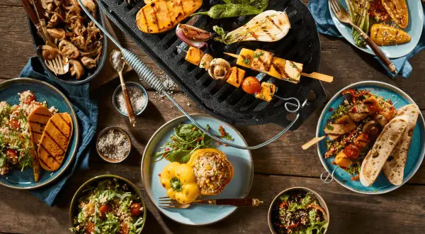 Grillowane warzywa, szaszłyki z tofu i pieczarki – idealne dodatki do grilla.